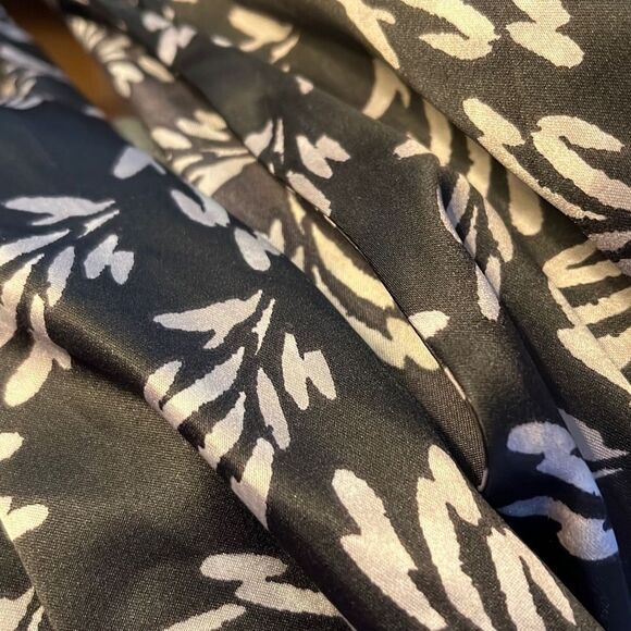 Banana Republic XS sleeveless black and gray  blouse 2052) - Picture 4 of 5